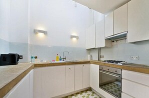 Refrigerador, horno, parrilla de estufa y tetera eléctrica 