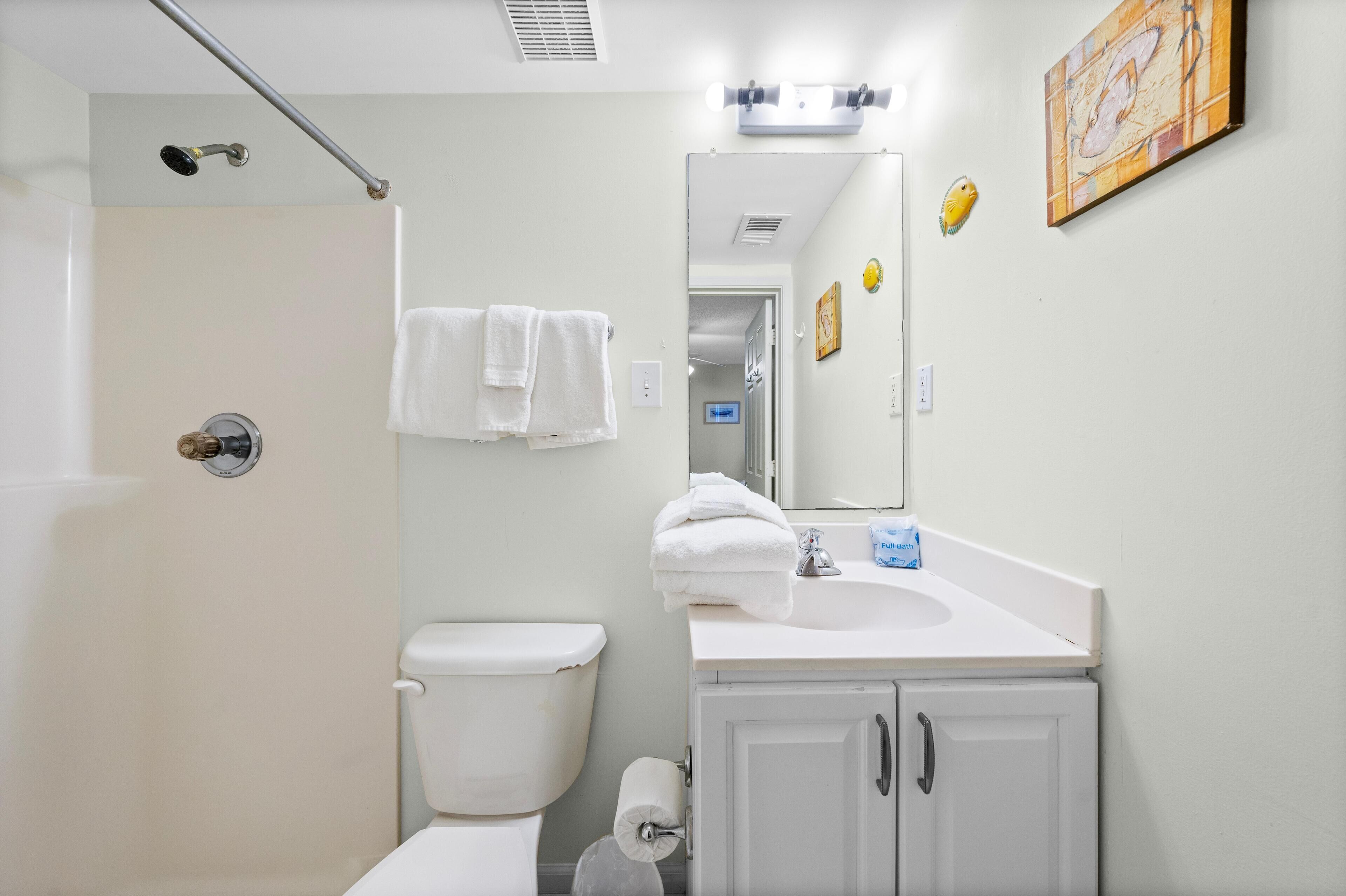 Ein Badezimmer mit Toilette, Waschbecken und Dusche.