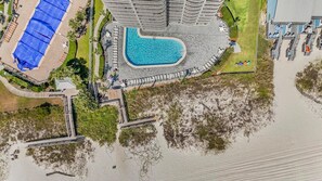 Kondominium, 1 Tempat Tidur King dengan tempat tidur Sofa (Tradewinds 903) | Kolam renang | Sebuah kolam renang air hangat