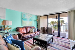 Condo, varias camas (Wind Drift 114N) | Área de sala de estar