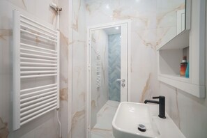 Doccia, asciugacapelli, asciugamani, sapone