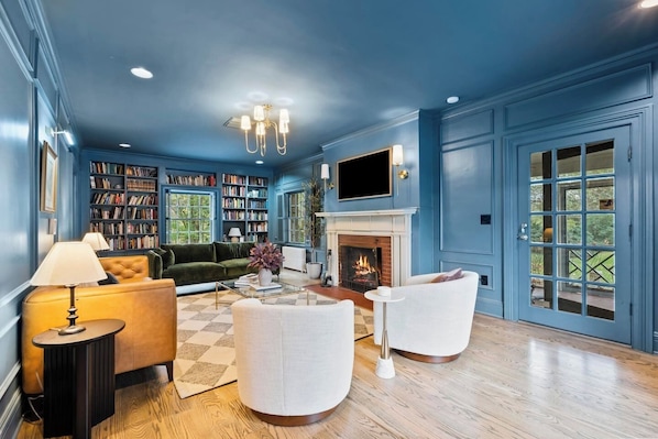 Smart TV, fireplace