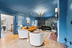 Una Smart TV, una chimenea