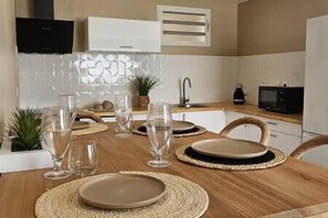 Dining - The beige setting: sea view! (Basse Terre)