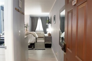 1 habitación, escritorio, tabla de planchar con plancha y wifi gratis