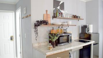 Een koelkast, een magnetron, een kookplaat