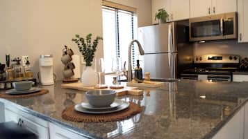 雪櫃、微波爐、焗爐、爐具