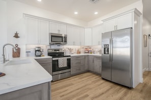 Microwave, oven, stovetop, dishwasher - Beautifully Remodeled 2-Bedroom, 2-Bath Apt in Historic Downtown Venice, FL  (Venice)