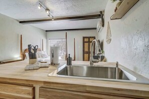 Economy Studio | Private kitchen | Coffee/tea maker, cleaning supplies, paper towels