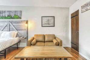 豪華開放式客房 | 高級寢具、記憶棉床墊、免費 Wi-Fi