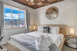 Premium bedding, memory-foam beds, free WiFi - The San Ayre Court (Colorado Springs)