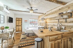 Deluxe Studio | Private kitchen | Coffee/tea maker, cleaning supplies, paper towels