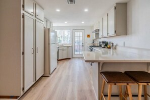 Kühlschrank, Ofen, Herdplatte, Geschirrspüler