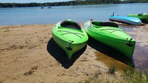 A sandy beach with three kayaks lined up. - Cozy 3-bedroom cottage with AC and WiFi in lovely Albrightsville (Albrightsville)