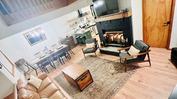 Smart TV, fireplace, books, stereo