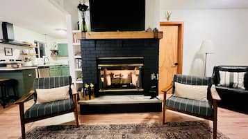 Smart TV, fireplace, books, stereo
