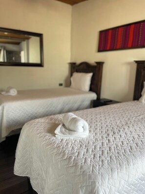 Classic Twin Room | Desk, laptop workspace, free WiFi - Sonnenhaus (Antigua Guatemala)