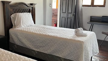 Escritorio, espacio para trabajar con laptop y wifi gratis