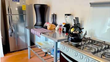 Microondas, horno, lavavajillas, utensilios de cocina