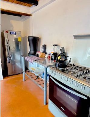 Microones, forn, rentaplats i utensilis de cuina, vaixella i coberteria