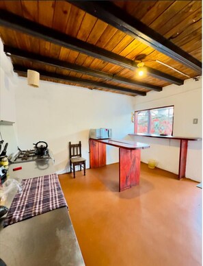 Microwave, oven, dishwasher, cookware/dishes/utensils - Sonnenhaus (Antigua Guatemala)
