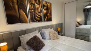 A modern bedroom with a large bed, a headboard, and a wall-mounted artwork. - Solimoes/IBC/Interlagos Automobile/Monica's PQ/Congonhas Airport/Expo Transameri (Campo Grande)