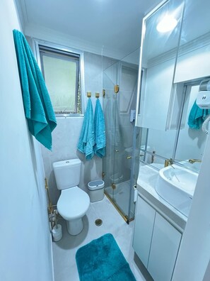 Dusche, Haartrockner, Handtücher, Seife