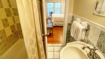 Double Room, 1 King Bed | Iron/ironing board, free WiFi