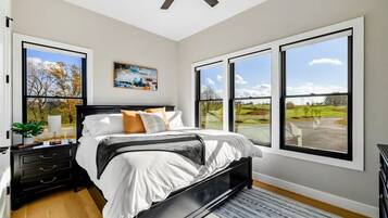 9 quartos, escrivaninha, ferros/tábuas de passar roupa, berço de viagem