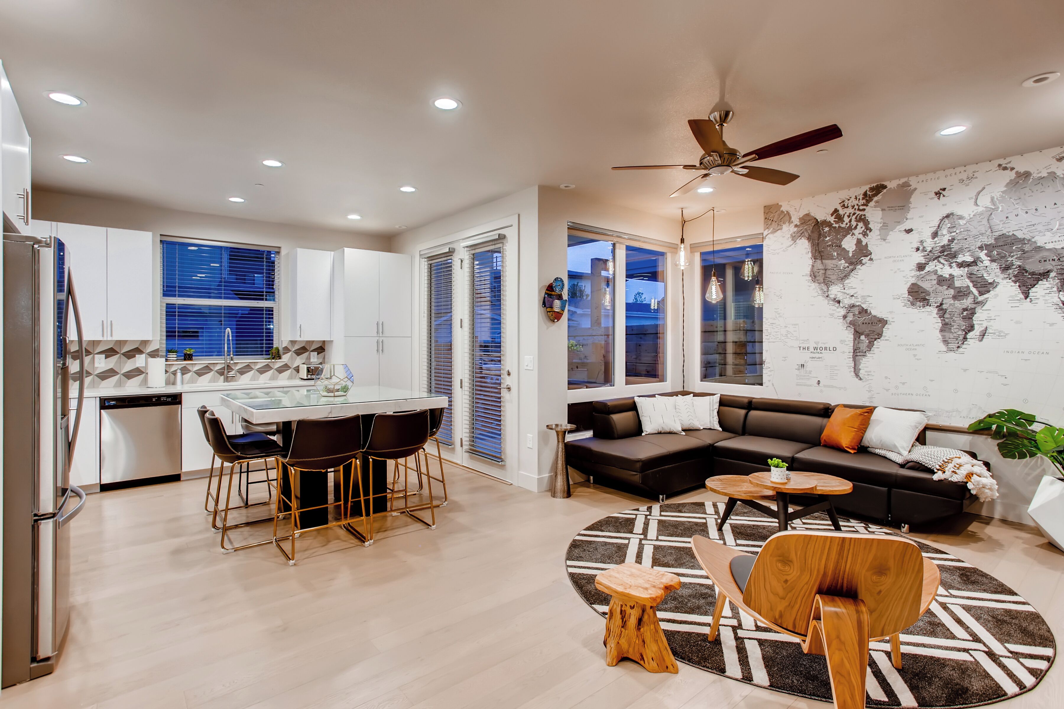 联排别墅, 多张床, 热水浴缸, 山景 (908 Jerome 1 and 4 - Group Listing) | 起居区 | 50-英寸纯平电视 （配备数码频道）、壁炉