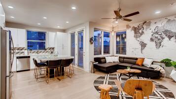 Stadtwohnung, Mehrere Betten, Whirlpool, Bergblick (908 Jerome 1 and 4 - Group Listing) | Wohnbereich