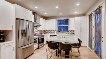 联排别墅, 多张床, 热水浴缸, 山景 (908 Jerome 1 and 4 - Group Listing) | 私人厨房 | 冰箱、微波炉、烤箱、炉灶