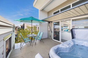 Casa geminada, várias camas, banheira de imersão (908 Jerome 1 and 4 - Group Listing) | Opções para refeição ao ar livre