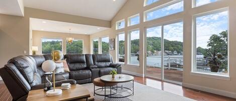 TV connectée, cheminée, chaîne hi-fi