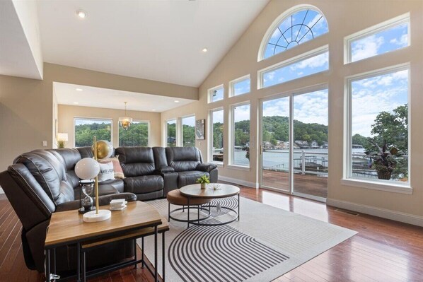 Smart TV, fireplace, stereo