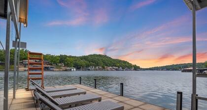Dockside Dream : Luxury Lakefront Getaway in Frankie & Louie’s Cove