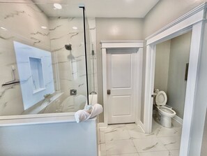 Dusche, Haartrockner, Handtücher