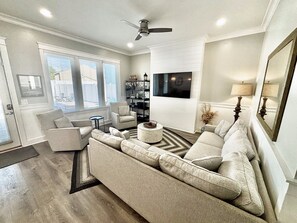 Smart TV - 5 BR 3BA Beach House w/ POOL sleeps 17, Cross Street to Beach! (Panama City Beach)