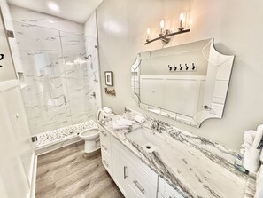 Douche, séchoir à cheveux, serviettes fournies