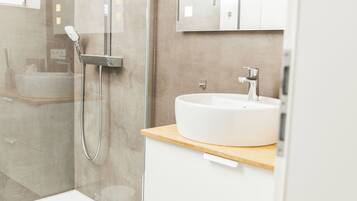 Dusche, Haartrockner, Handtücher, Seife