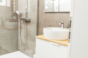 Dusche, Haartrockner, Handtücher, Seife