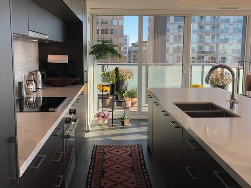 Beautiful Light-filled Apartment with Spectacular Views of Toronto