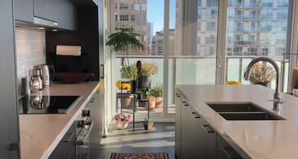 Beautiful Light-filled Apartment with Spectacular Views of Toronto