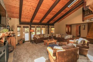 Ferienhaus, Mehrere Betten, Whirlpool, Bergblick | Wohnbereich | Kamin