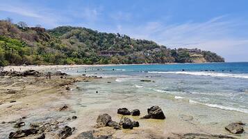 Plage, chaises longues, serviettes de plage