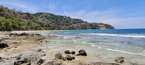 On the beach, sun loungers, beach towels - Beachfront condo - 16th floor whith stunning forest view. Steps to the beach. (Puntarenas, Garabito)