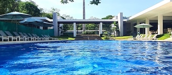 Beachfront condo - 16th floor whith stunning forest view. Steps to the beach.