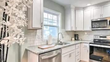 Microondas, horno, parrilla de estufa y lavavajillas