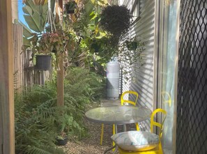 Outdoor dining - Adorable 1br apt walking distance to Mullumbimby (Mullumbimby)