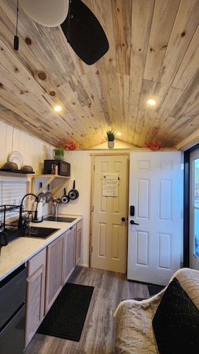 Brand new Cozy cabin/tiny home. Very cute, clean w/ Senic views. Private & quiet